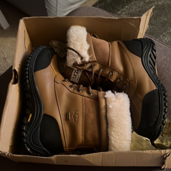 UGGS Adirondack Boot II - Picture 14 of 15